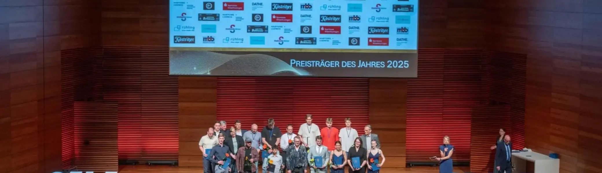 Bühnenbild mit allen Ausgezeichneten | © Maik Schuck