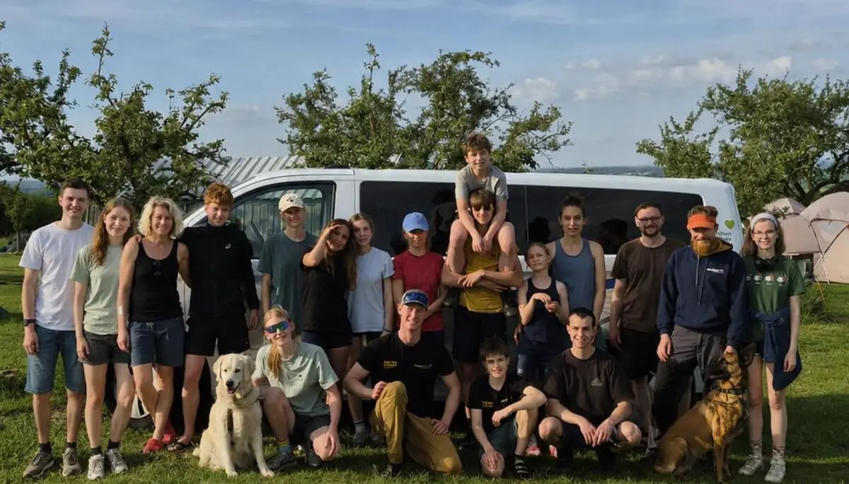 Gruppenbild vor Auto | © Christoph Stahr