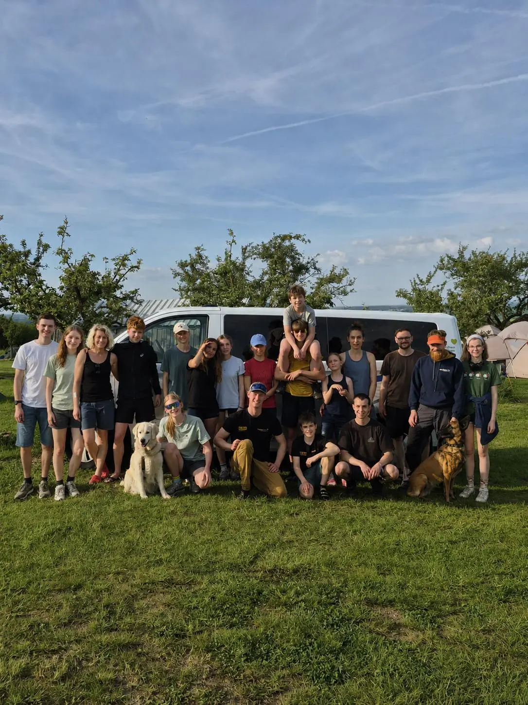 Gruppenbild vor Auto | © Christoph Stahr